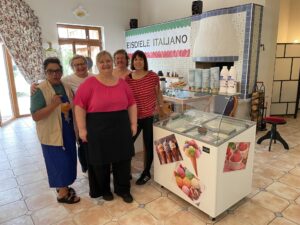 Das Team der Sozialen Betreuung freut sich über eine mobile Eistruhe.