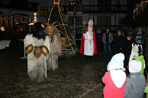 Der Nikolaus besucht mit den Kramperl den Christkindlmarkt Bayerisch Gmain