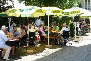 Sommerfest der Tagespflege Bad Reichenhall im Schatten der Bäume